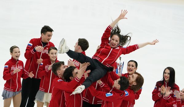 Команда Алины Загитовой радуется победе в командном турнире Кубка Первого канала по фигурному катанию - Sputnik Молдова