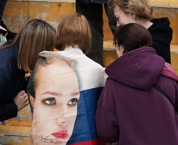 Fanii agață un banner în sprijinul Alinei Zaghitova înaintea probelor echipei naționale ruse de patinaj artistic la Moscova. - Sputnik Moldova-România