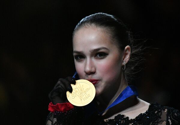 Alina Zaghitova (Rusia), care a câștigat medalia de aur la simplu feminin la Campionatul Mondial de patinaj artistic de la Saitama. - Sputnik Moldova-România