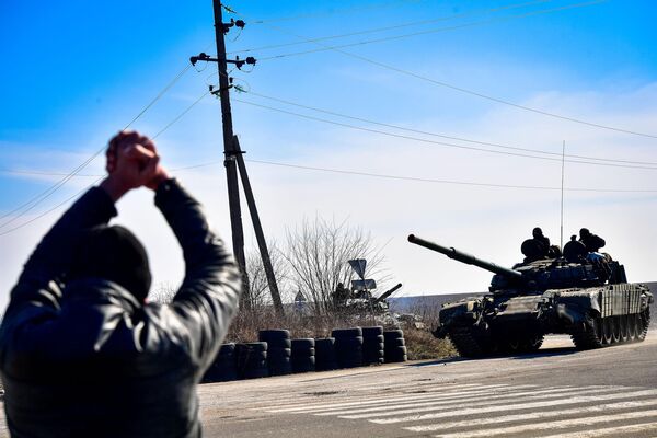 Un localnic îi salută pe luptătorii Miliției Populare RPD din Volnovaha, care a intrat sub controlul Republicii Populare Donețk, RPD. - Sputnik Moldova