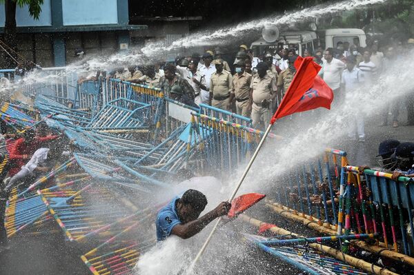 Полиция использует водомет для разгона активистов Akhil Bharatiya Vidyarthi Parishad (ABVP), студенческого крыла партии Bharatiya Janata Party (BJP), во время акции протеста против правительства штата Западная Бенгалия в связи с предполагаемыми нарушениями при приеме на работу Комиссии по отбору персонала (SSC),  Калькутта, 18 мая 2022 г. - Sputnik Молдова