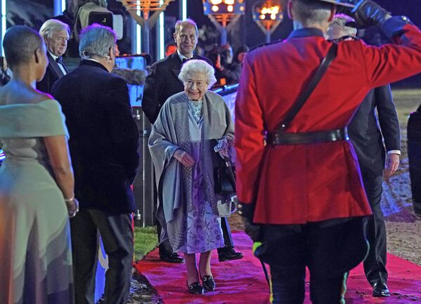 Королева Елизавета II уезжает после участия в праздновании платинового юбилея &quot;Галопом по истории&quot; на Королевской Виндзорской выставке лошадей в Виндзорском замке в Виндзоре, Англия, в воскресенье, 15 мая 2022 года. - Sputnik Молдова
