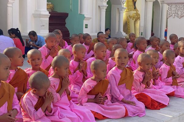 Буддийские монахи молятся в пагоде Шведагон в день полнолуния Касоне, известный как День рождения Будды, в Янгоне, Мьянма, суббота, 14 мая 2022 года. - Sputnik Молдова
