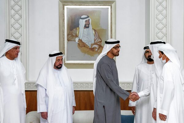 Шейх Сауд бин Рашид аль-Муалла из Умм аль-Кувейн (2-й справа), пожимающий руку шейху Мохаммеду бин Заиду аль-Нахайяну из Абу-Даби (в центре), чтобы поздравить его после его избрания президентом ОАЭ Федеральным верховным советом ОАЭ. - Sputnik Молдова