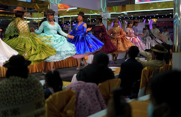 Женщины аймара демонстрируют творения местного дизайнера на показе мод Чолита в Эль-Альто, Боливия, 18 мая 2022 года. Демонстрируя красочные одеяла, котелки, юбки и украшения, среди прочего, боливийка Чола вышла на подиум, чтобы поддержать экономику, ремесленников и дизайнеров, затронутых более чем двухлетними ограничениями COVID-19. - Sputnik Молдова