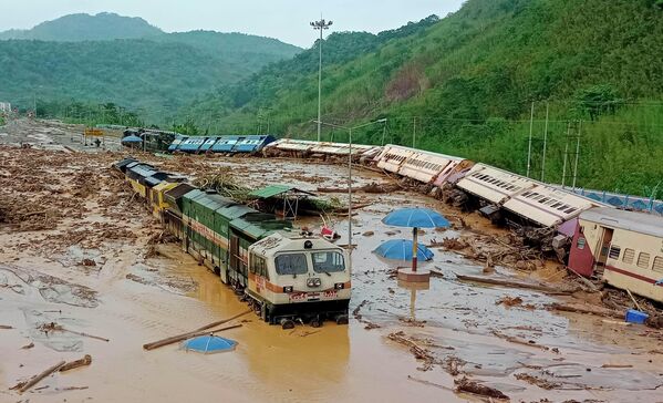 Вагоны поездов опрокинулись в результате оползней, вызванных проливными дождями, на железнодорожной станции Нью-Хафлонг на маршруте Лумдинг-Силчар в районе Дима Хасао, на северо-востоке штата Ассам, Индия, 16 мая 2022 года. - Sputnik Молдова