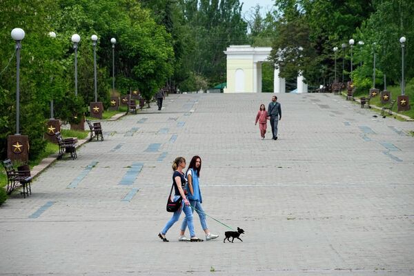 Oamenii se plimbă pe aleea Gloriei din regiunea Hersona. Imaginea a fost surprinsă, vineri, 20 mai 2022 - Sputnik Moldova