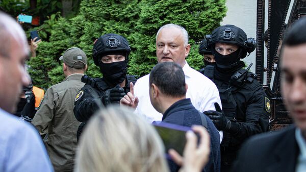 Экс-президента Молдовы Игоря Додона вывели в сопровождении сотрудников правоохранительных органов - Sputnik Moldova