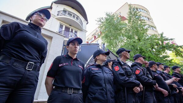 Экс-президента Молдовы Игоря Додона вывели в сопровождении сотрудников правоохранительных органов - Sputnik Молдова