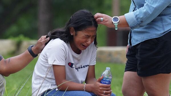 Девушка плачет после происшествия в школе в Увальде, Техас - Sputnik Молдова