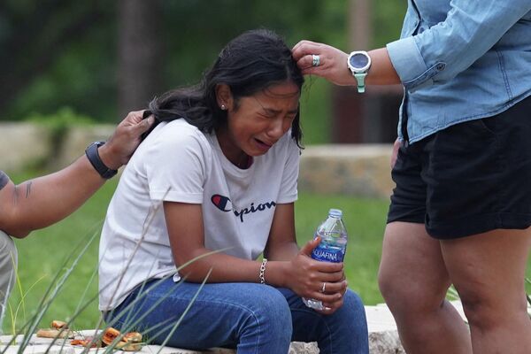 Девушка плачет после происшествия в школе в Ювальде, Техас. - Sputnik Молдова