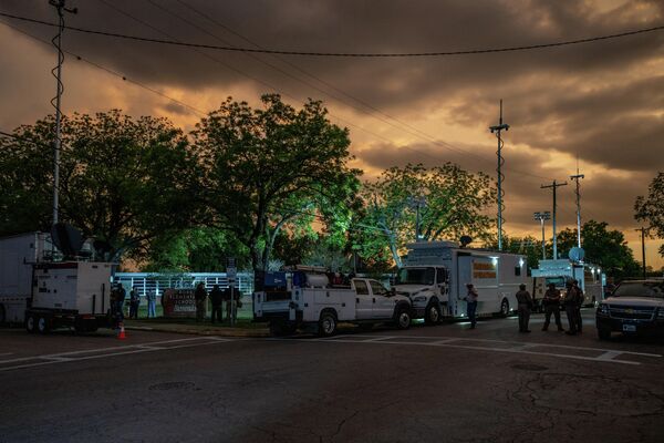 Сотрудники правоохранительных органов возле начальной школы в Техасе. - Sputnik Молдова