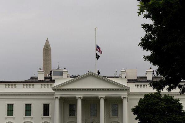 Приспущенный в знак траура флаг США на Белом доме в Вашингтоне. - Sputnik Молдова