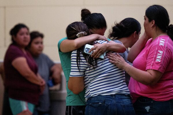 Местные жители плачут после массовой стрельбы в начальной школе в Техасе. - Sputnik Молдова