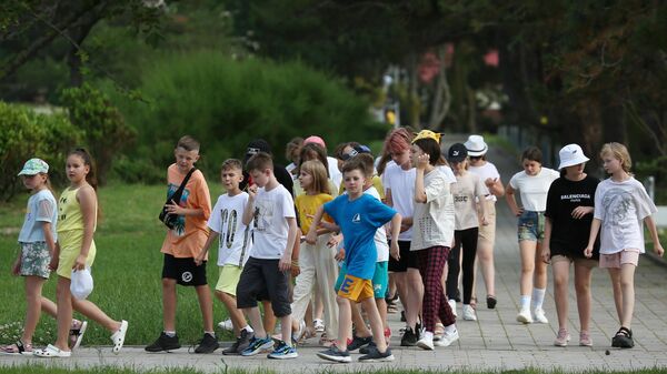 Дети гуляют на территории детского центра  - Sputnik Молдова