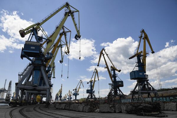Macarale portuare în portul comercial Mariupol. - Sputnik Moldova-România