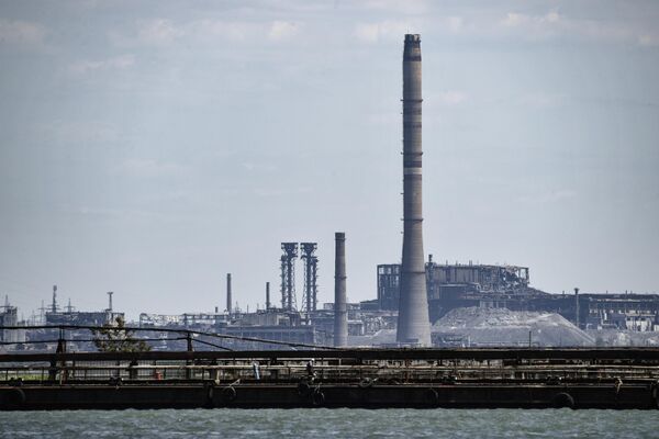 Vedere a fabricii metalurgice „Azovstal” din portul maritim comercial din Mariupol. - Sputnik Moldova-România