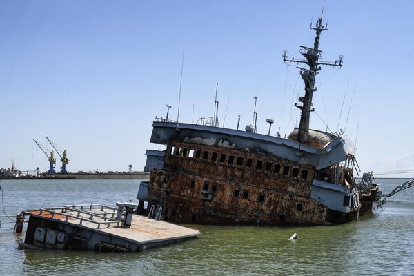 O navă scufundată în portul maritim din Mariupol. - Sputnik Moldova-România