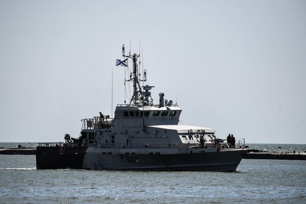 Barcă militară rusă în portul comercial din Mariupol. - Sputnik Moldova-România