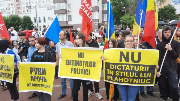 Протест у здания суда сектора Чеканы где рассматривается дело Игоря Додона - Sputnik Молдова