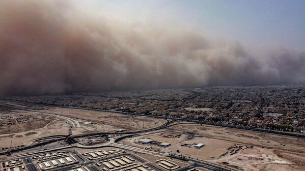 Вид с воздуха на мощную пыльную бурю, надвигающуюся на Кувейт. - Sputnik Молдова