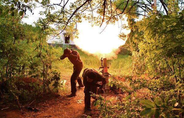 Бойцы минометных расчетов Народной милиции ЛНР ведут огонь по позициям ВСУ  - Sputnik Молдова