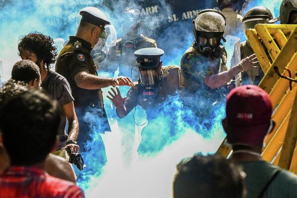 Полиция применяет слезоточивый газ для разгона демонстрации студентов в Коломбо. - Sputnik Молдова