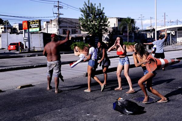 Жители фавелы в Рио-де-Жанейро протестуют против действий полиции после рейда, который вызвал ожесточенную перестрелку и гибель по меньшей мере 10 человек. - Sputnik Молдова
