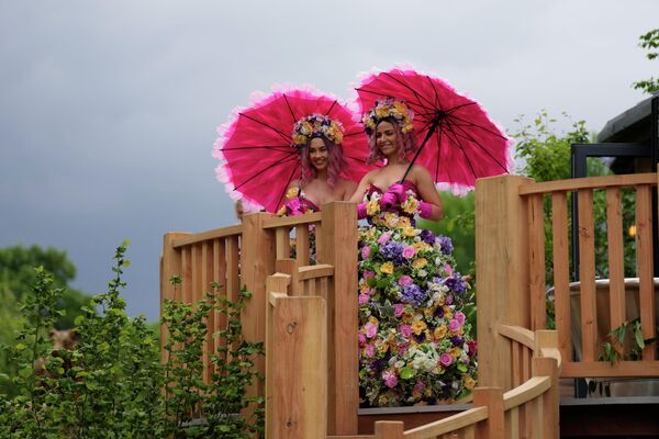 Модели в цветочных нарядах на Chelsea Flower Show в Лондоне. - Sputnik Молдова