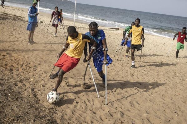 Члены футбольной команды Спортивной ассоциации людей с ампутированной ногой играют в футбол во Фритауне, Сьерра-Леоне. - Sputnik Молдова