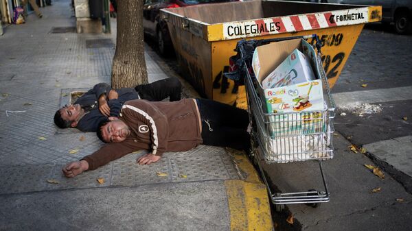 Oamenii se odihnesc pe trotuar din Buenos Aires, Argentina - Sputnik Moldova