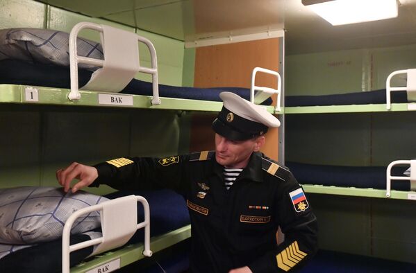 Un soldat al Marinei Ruse în cabina de dormit a crucișătorului de rachete nucleare grelee Petru cel Mare din Severomorsk. - Sputnik Moldova-România