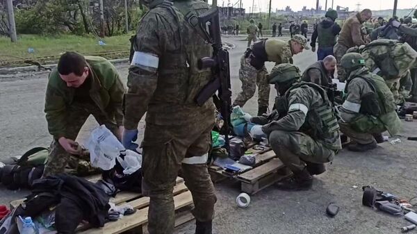 Soldați ucraineni în timp ce depun armele și se predau, imagine din arhivă - Sputnik Moldova
