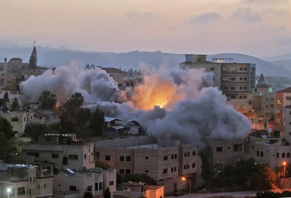 Израильские военные взрывают дом палестинца Диаа Хамарше в деревне Ябад. Хамарше обвиняют в том, что он застрелил пять человек в израильском городе Бней-Брак. - Sputnik Молдова