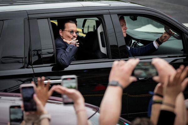 Актер Джонни Депп посылает воздушный поцелуй поклонникам, покидая здание суда округа Фэйрфакс, штат Вирджиния. - Sputnik Молдова
