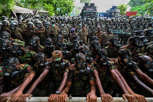 Оцепление из солдат на 50-й день антиправительственных протестов за отставку президента Шри-Ланки Готабайи Раджапаксы. - Sputnik Молдова