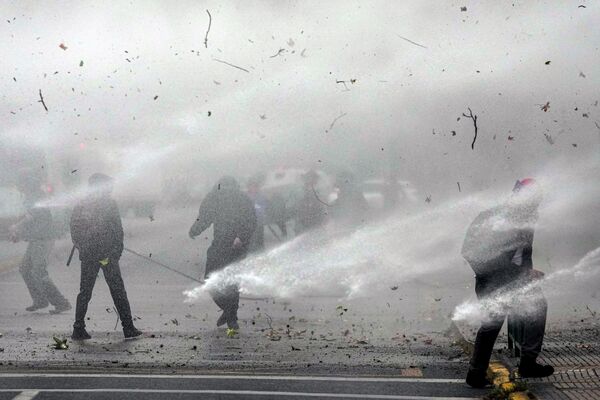 Полиция разгоняет водометом студенческую демонстрацию в Сантьяго, Чили. - Sputnik Молдова