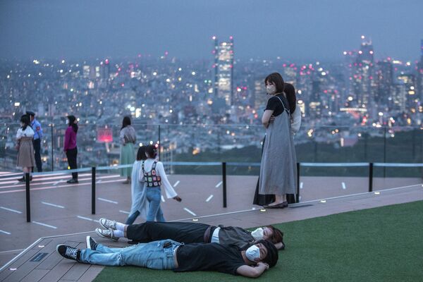 Японцы наслаждаются видом со смотровой площадки Сибуя Скай в Токио. С 10 июня здесь снова начнутся экскурсии зарубежных туристов. - Sputnik Молдова
