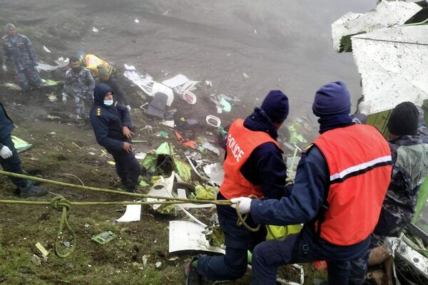 Спасатели на месте крушения самолета Twin Otter на склоне горы в Мустанге, Непал - Sputnik Молдова