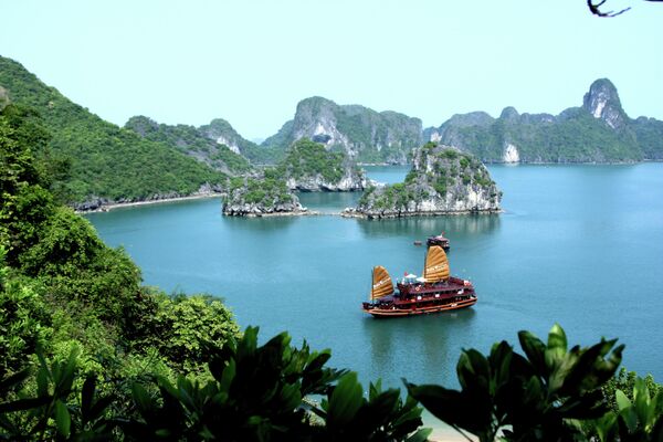 Бухта Халонг во Вьетнаме, одно из семи Новых чудес света, входит в список всемирного наследия ЮНЕСКО. - Sputnik Молдова