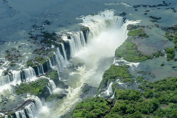 Водопады Игуасу на границе Бразилии и Аргентины – одно из Новых чудес света. - Sputnik Молдова
