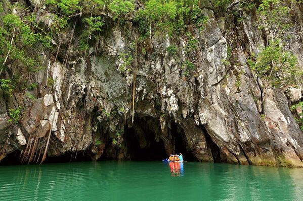 Вход из скал в подземную реку Пуэрто-Принсеса на острове Палаван, Филиппины. Объект Всемирного наследия ЮНЕСКО - Sputnik Молдова