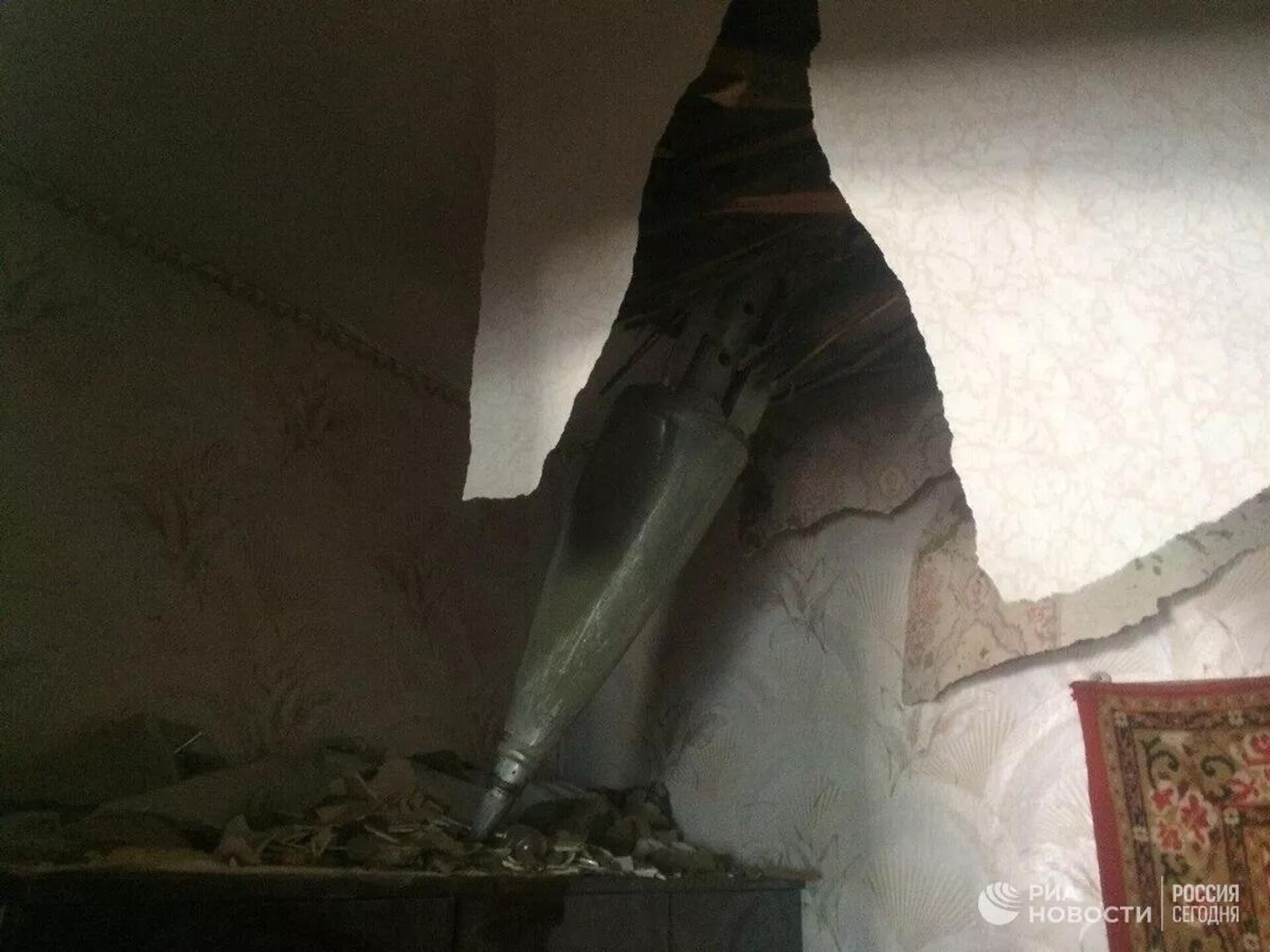 Неразорвавшийся снаряд в крыше дома пенсионерки - Sputnik Moldova-România, 1920, 05.06.2022