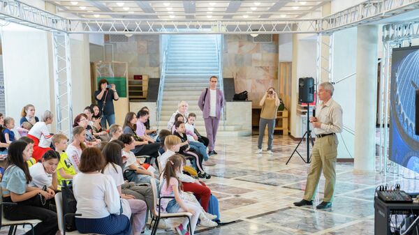 Дом народов России организовал экскурсию для детей из Мариуполя - Sputnik Молдова