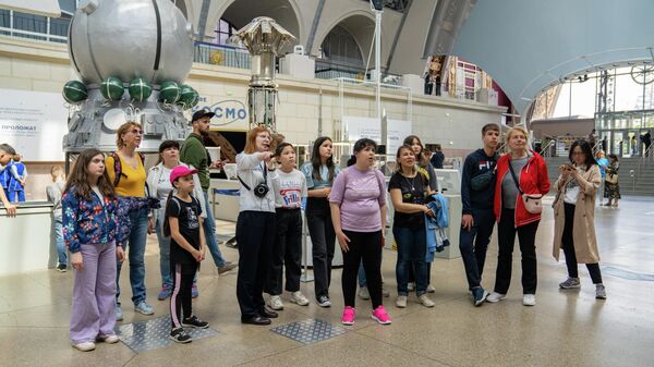 Casa Popoarelor din Rusia a organizat o excursie pentru copiii din Mariupol - Sputnik Moldova