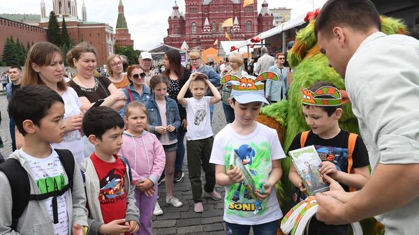 Copii în timpul Festivalului Național de Carte în Piața Roșie din Rusia - Sputnik Moldova