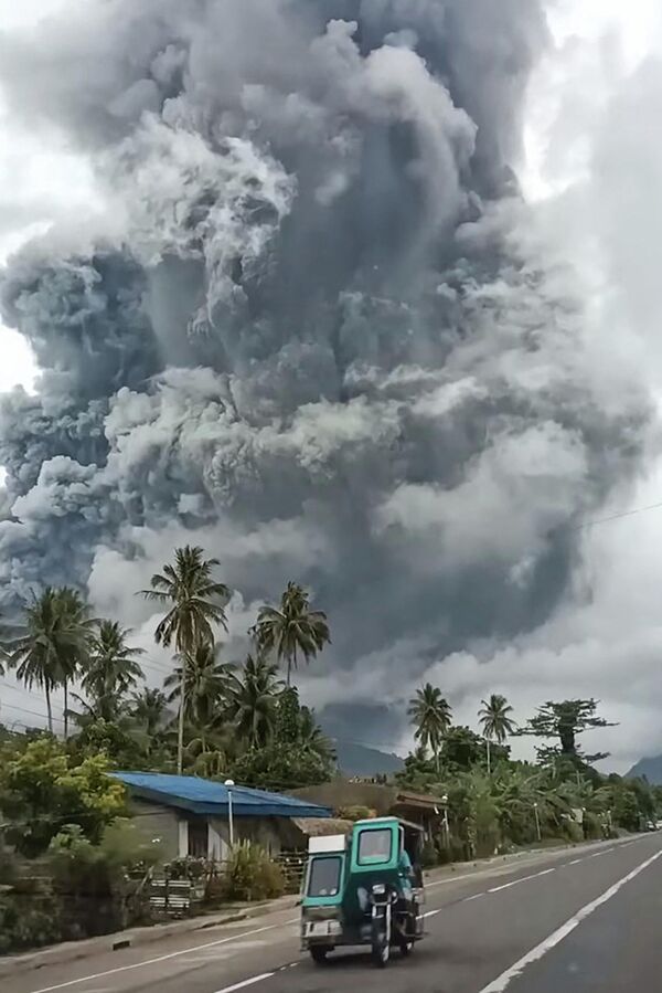 Извержение вулкана Булузан на Филиппинах. - Sputnik Молдова