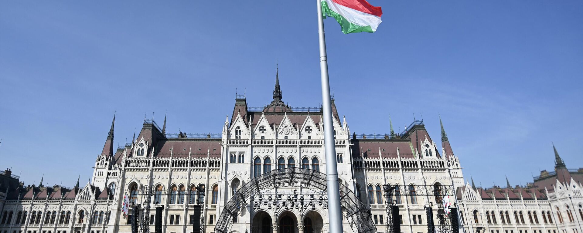 Drapelul Ungariei arborat în fața clădirii Parlamentului, Budapesta - Sputnik Moldova-România, 1920, 06.06.2022
