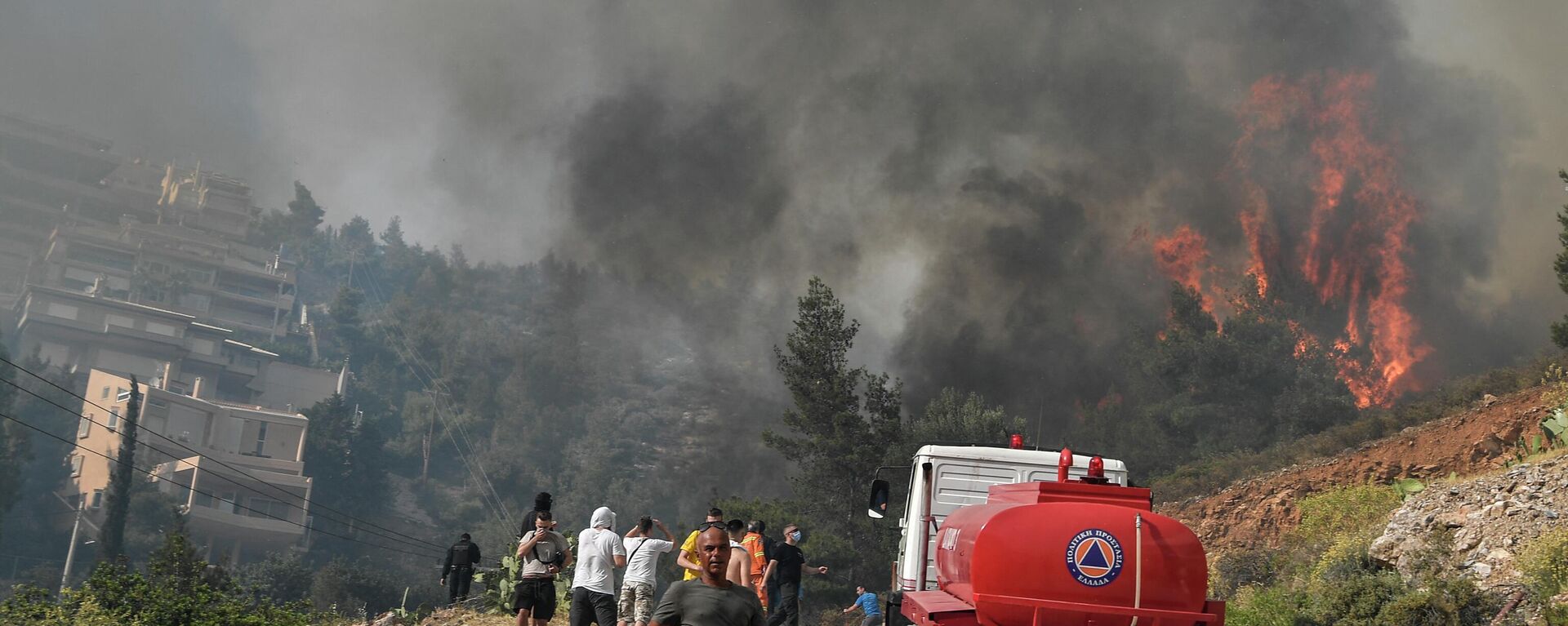 Местные жители пытаются помочь справиться с лесным пожаром в районе Панорама Вулас, к югу от Афин - Sputnik Moldova-România, 1920, 06.06.2022