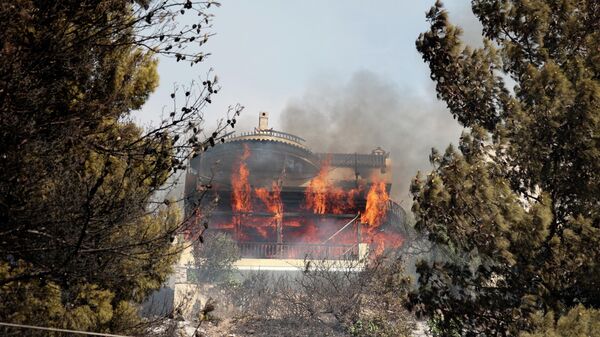 Дом, охваченный лесным пожаром в районе Панорама Вулас, к югу от Афин - Sputnik Moldova-România
